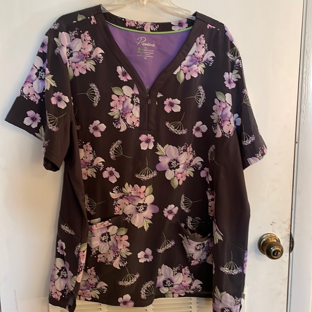 Scrub top - gray floral
